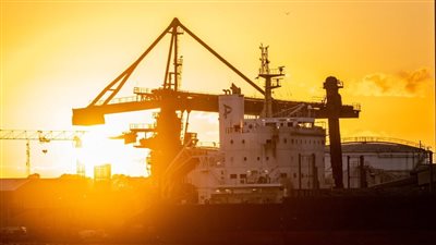 فرق الطوارئ الإيرانية تنقذ 16 شخصًا من طاقم السفينة الإماراتية الغارقة بالخليج العربي 