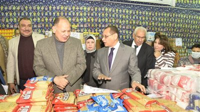 بتخفيضات 30٪.. محافظ أسيوط يفتتح معرض السلع والمواد الغذائية المخفضة | صور 