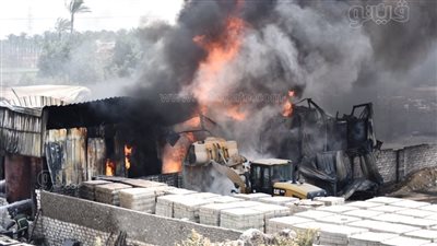 المعاينة الأولية لمصنع البويات المحترق بكرداسة: ماس كهربائي وراء اندلاع النيران
