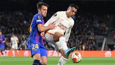 مصطفى محمد على مقاعد بدلاء جالاتا سراي في مباراة برشلونة