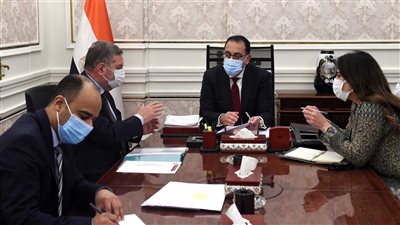 مدبولي يتابع موقف تنفيذ إنشاء 3000 نقطة شحن للسيارات الكهربائية