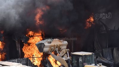 إخماد حريق داخل مصنع أخشاب فى الصف