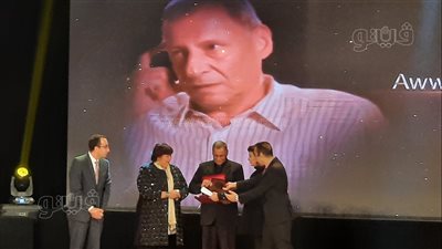 المخرج عواد شكري يهدي تكريم مهرجان الإسماعيلية لروح زوجته| صور