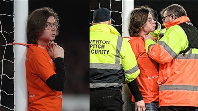 مشجع يقتحم مباراة إيفرتون ونيوكاسل ويربط رقبته في القائم | فيديو