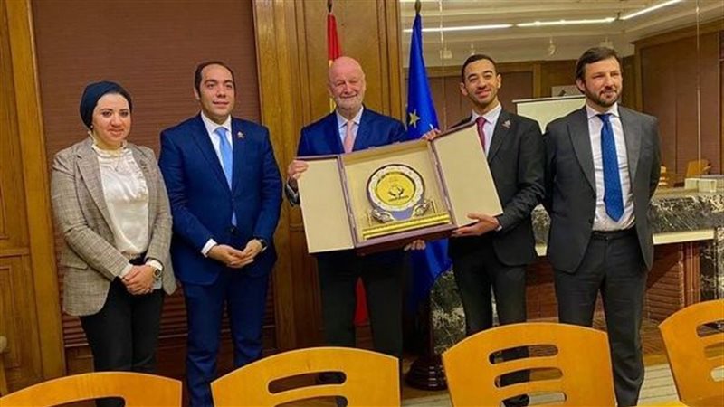 سفير اسبانيا مع وفد