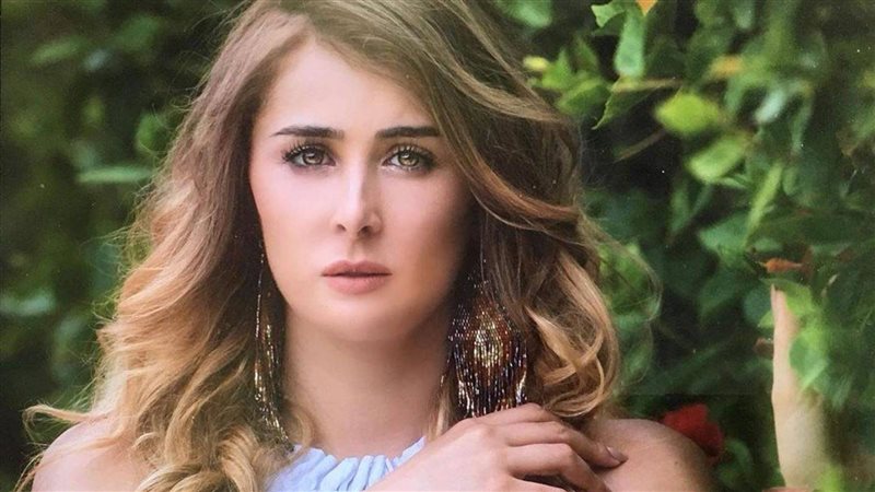 الفنانة عائشة بن