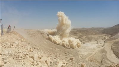 شاهد.. تفجير الصخور والمرتفعات لإنشاء قطار السخنة الكهربائي 