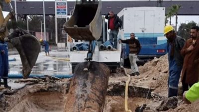 استمرار أعمال صيانة كسر مفاجئ بخط مياه في غرب الإسكندرية