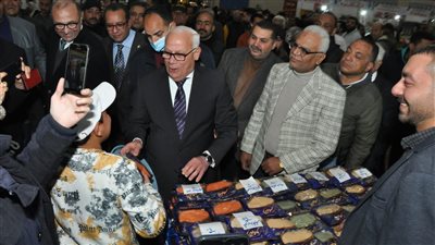 محافظ بورسعيد يشيد بمعرض 