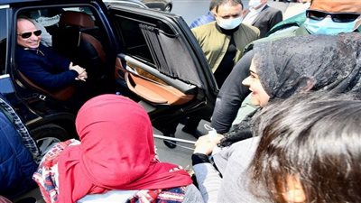  السيسي يتبادل الحديث مع المواطنين بمنطقة القاهرة التاريخية ويهنئهم بمناسبة قرب رمضان