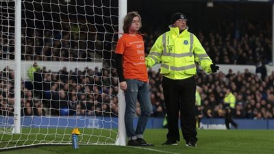 تفاصيل جديدة في واقعة ربط مشجع رقبته بالقائم بمباراة إيفرتون ونيوكاسل |فيديو 