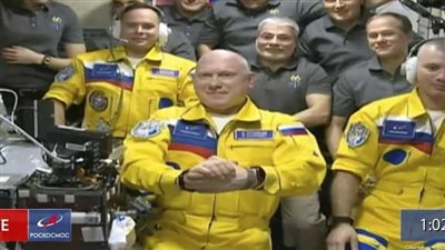 رواد روس يصلون محطة الفضاء الدولية بألوان أوكرانيا.. وهذا رد فعل زملائهم الأمريكان|فيديو