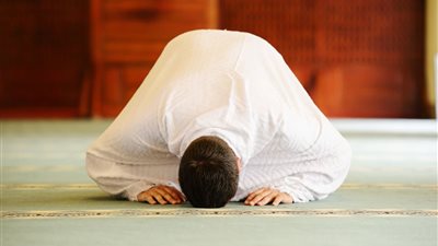 تفسير حلم الصلاة عكس القبلة وعلاقتها بارتكاب المعاصي والأخطاء 