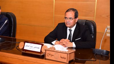 بعد مناشدتها السيسي.. رئيس جامعة سوهاج يوجه بعلاج سيدة وطفليها من الحروق