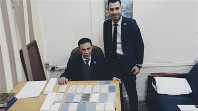 ضبط راكبة حاولت تهريب هواتف محمولة وساعات ذكية حول جسدها بمطار القاهرة