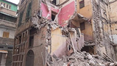 مصرع مسن وإنقاذ ابنيه في انهيار عقار بالإسكندرية| صور 