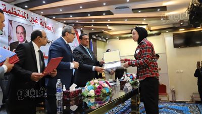 وزير القوى العاملة ومحافظ البحيرة يسلمان 40 عقد عمل لـ قادرون باختلاف