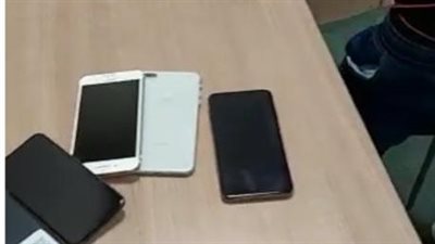 إحباط محاولتي تهريب هواتف محمولة وأدوية بمطار القاهرة | صور