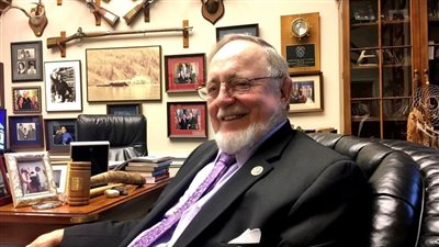 فقد وعيه داخل الطائرة.. وفاة أقدم نائب بالكونجرس الأميركي