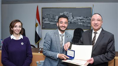 محافظ الإسكندرية يكرم أساتذة وطلاب قسم الجغرافيا ونظم المعلومات بكلية الآداب