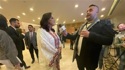  صفاء جلال تشارك في مؤتمر شارع أليف بعباءة بيضاء| فيديو وصور 