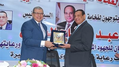 وزير القوى العاملة يسلم 5569 وثيقة تأمين للعاملة غير المنتظمة بالبحيرة