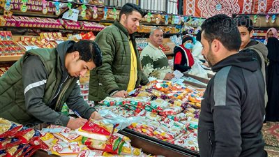 السكر بـ10 جنيهات والأرز بـ9.5.. إقبال المواطنين على معرض أهلا رمضان بمطروح | فيديو وصور