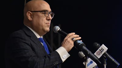 وزير الإسكان يتفقد مشروعات 