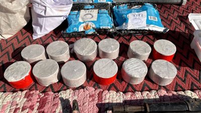 شاهد.. لحظة ضبط مصنع لإعادة تدوير ومضاعفة كميات الهيروين بالإسماعيلية