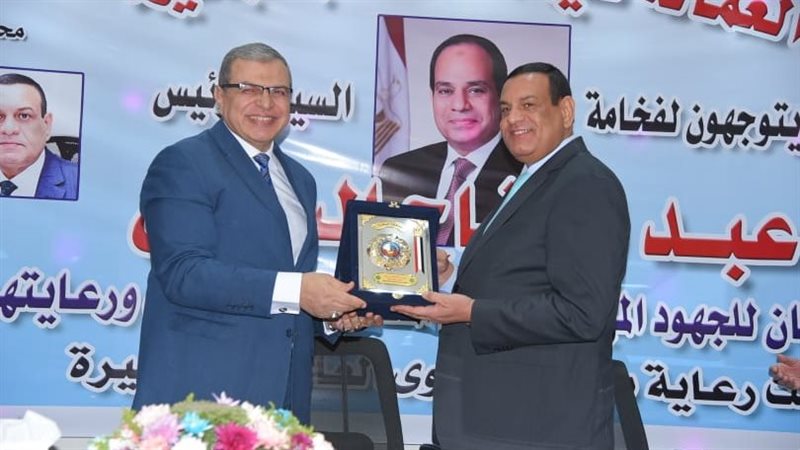 محافظ البحيرة ووزير