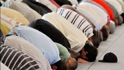 ما هي الهيئة الصحيحة للمسافة بين القدمين في الصلاة؟.. دار الإفتاء تجيب