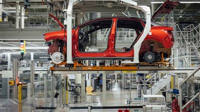 توقعات بخفض إنتاج 5.2 مليون سيارة عامين 