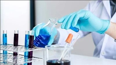 لماذا يتشدد القانون في إعطاء التصاريح لمزاولي مهن الكيمياء الطبية؟