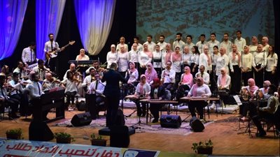 رئيس جامعة قناة السويس يشيد بفريق الكورال والموسيقى