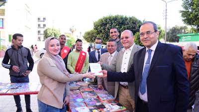 ٣ آلاف كتاب في معرض لطلاب من أجل مصر بجامعة سوهاج | صور