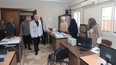 محافظ بني سويف يتابع سير العمل بإدارات الديوان العام ويهنئ العاملين بشهر رمضان