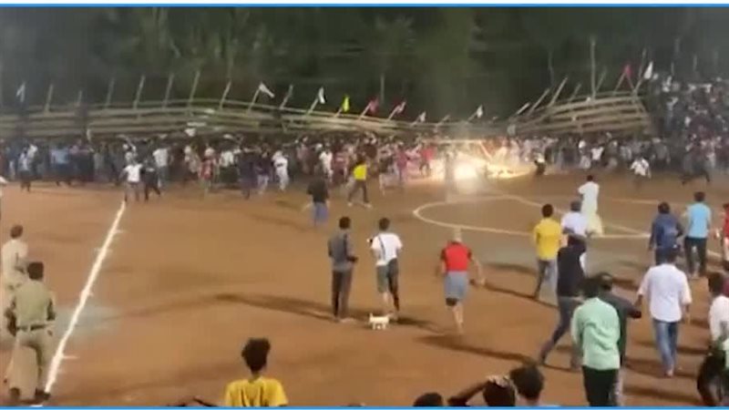 انهيار مدرج بالهند