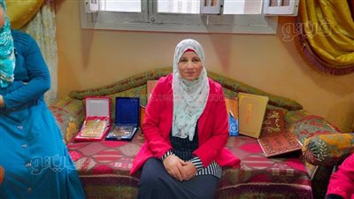 الأم المثالية في الشرقية: اشتغلت خياطة وسهرت الأيام والليالي ليصبح أبنائي ناجحين | صور