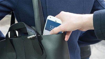 حبس عامل لاتهامه بسرقة فتاة داخل سيارتها تحت تهديد السلاح بالتجمع