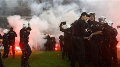 لحظة انفجار قنبلة يدوية بأحد مباريات الدوري الأرجنتيني |فيديو 