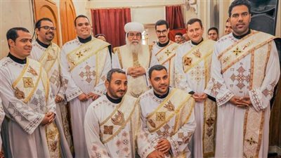الأنبا مكاريوس يرسم شمامسة ويمنح كاهن رتبة القمصية بالمنيا