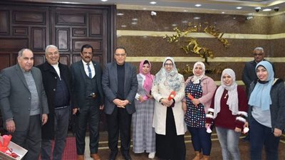 محافظ الشرقية: توزيع باقات الورد على الامهات العاملات بديوان المحافظة