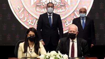 رئيس الوزراء يشهد التوقيع على اتفاقية التسوية النهائية مع شركة 