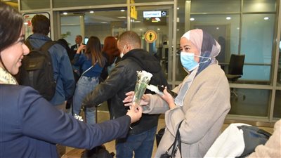 مصر للطيران تحتفل بالورود مع عملائها بعيد الأم