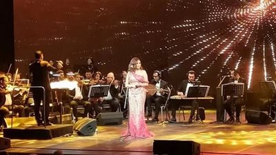 لحظة ترك أنغام مسرح الأوبرا ودخولها للكواليس بعد شغب الجمهور | فيديو