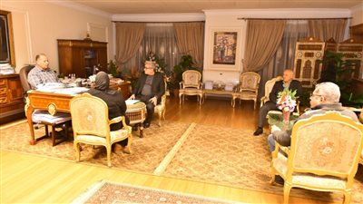 محافظ أسيوط يلتقي رئيس قطاع مصانع الأسمدة لتنفيذ إجراءات السلامة البيئية