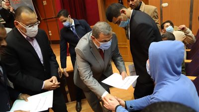 وزير القوى العاملة ومحافظ الشرقية يسلمان 144 عقد عمل لـ