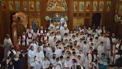  الأنبا دانيال يرسم شمامسة في كنيسة مارمرقس بالمعادي