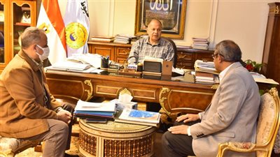 محافظ أسيوط: دورات تدريبية للعاملين بالجهاز الإداري لتحسين جودة خدمة المواطنين 