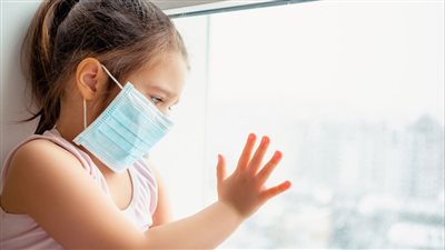 5 تعليمات من الصحة للتعامل مع الطفل المصاب بفيروس كورونا 